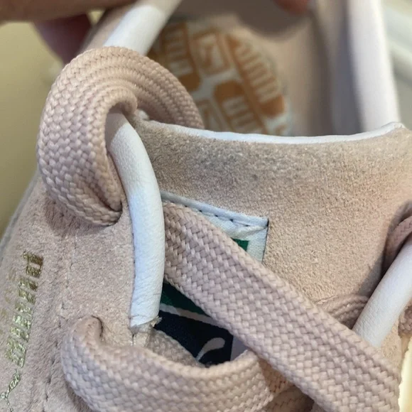 Puma  Suede Classic XXI sneakerin a light pink/peach color. - Picture 10 of 13